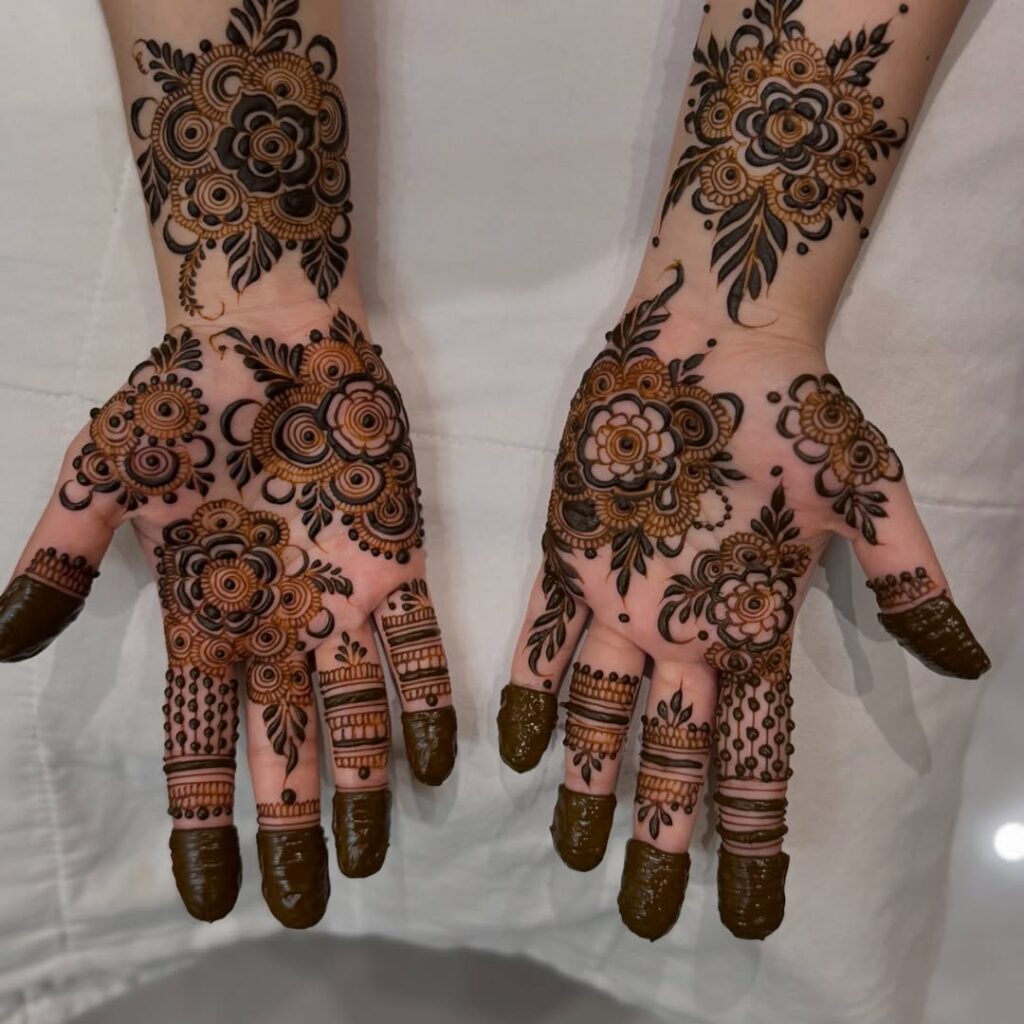 Right @focus on henna Left @sabeena.yusuf henna hennaart hennadesign hennawedding hennaarti