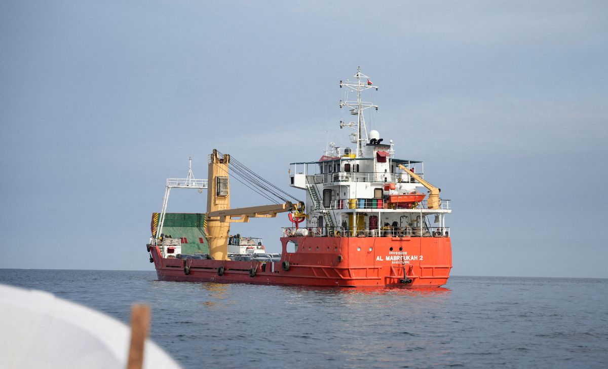 ইরানের সব বন্দরে মার্কিন নৌ-অবরোধ: তেহরানের ক্ষোভ, তেলের দাম ১০০ ডলারের নিচে
