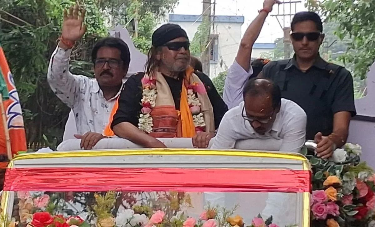 বহরমপুরে সুব্রত মৈত্রের সমর্থনে মিঠুন চক্রবর্তীর বিশাল রোড শো