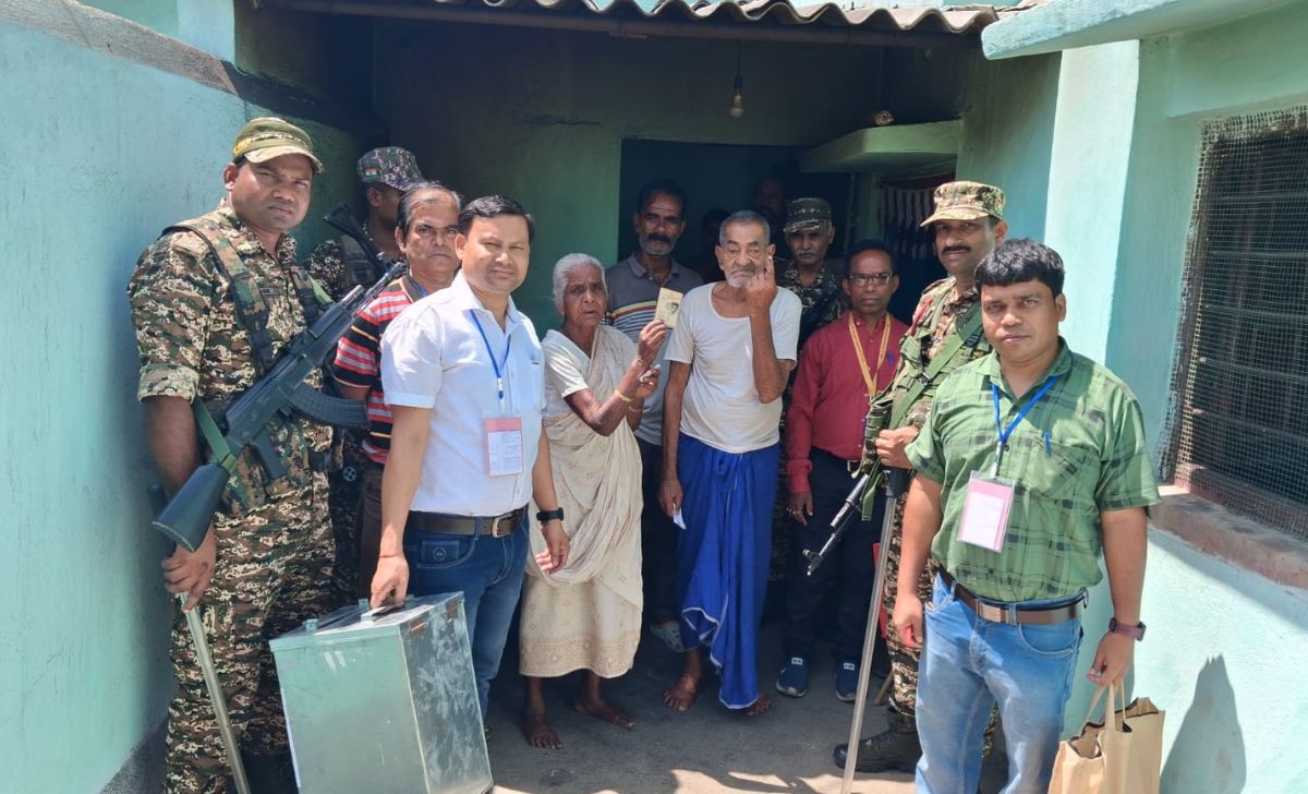 পশ্চিমবঙ্গ বিধানসভা নির্বাচন ২০২৬: বৃদ্ধ ভোটার ঘরে বসেই ব্যবহার করলেন হোম ভোটিং সুবিধা
