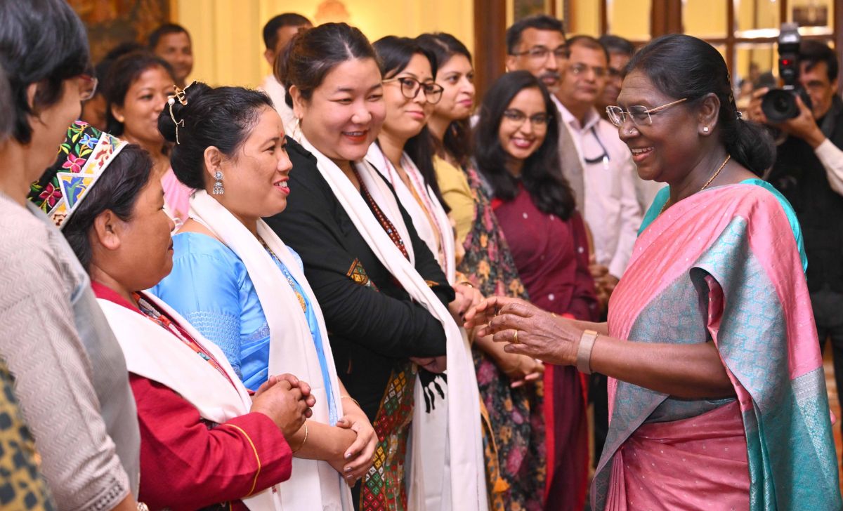 রাষ্ট্রপতি দ্রৌপদী মুর্মুর সঙ্গে উত্তর-পূর্বের কারিগর ও তাঁতিদের বিশেষ সাক্ষাৎ