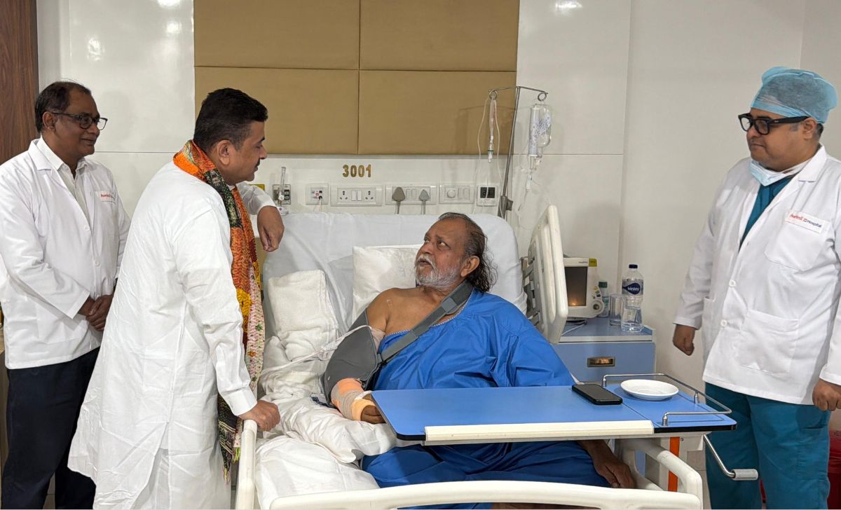 শুভেন্দু অধিকারী ও মিঠুন চক্রবর্তীর সাক্ষাৎ: হাসপাতালে শুভেচ্ছা বিনিময়